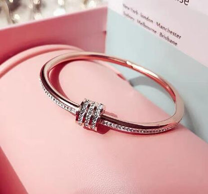Pulseras de Tres Filas de Arcilla y Diamantes