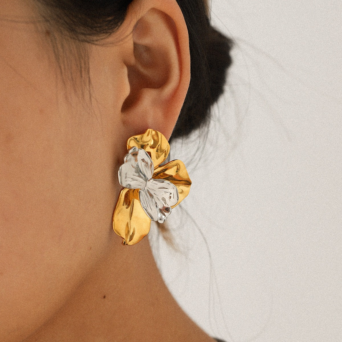 Aretes Minimalistas de Flor en Acero Inoxidable