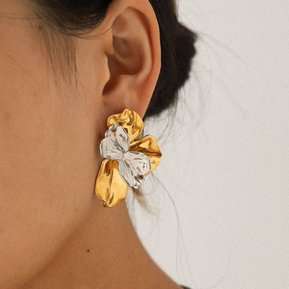 Aretes Minimalistas de Flor en Acero Inoxidable