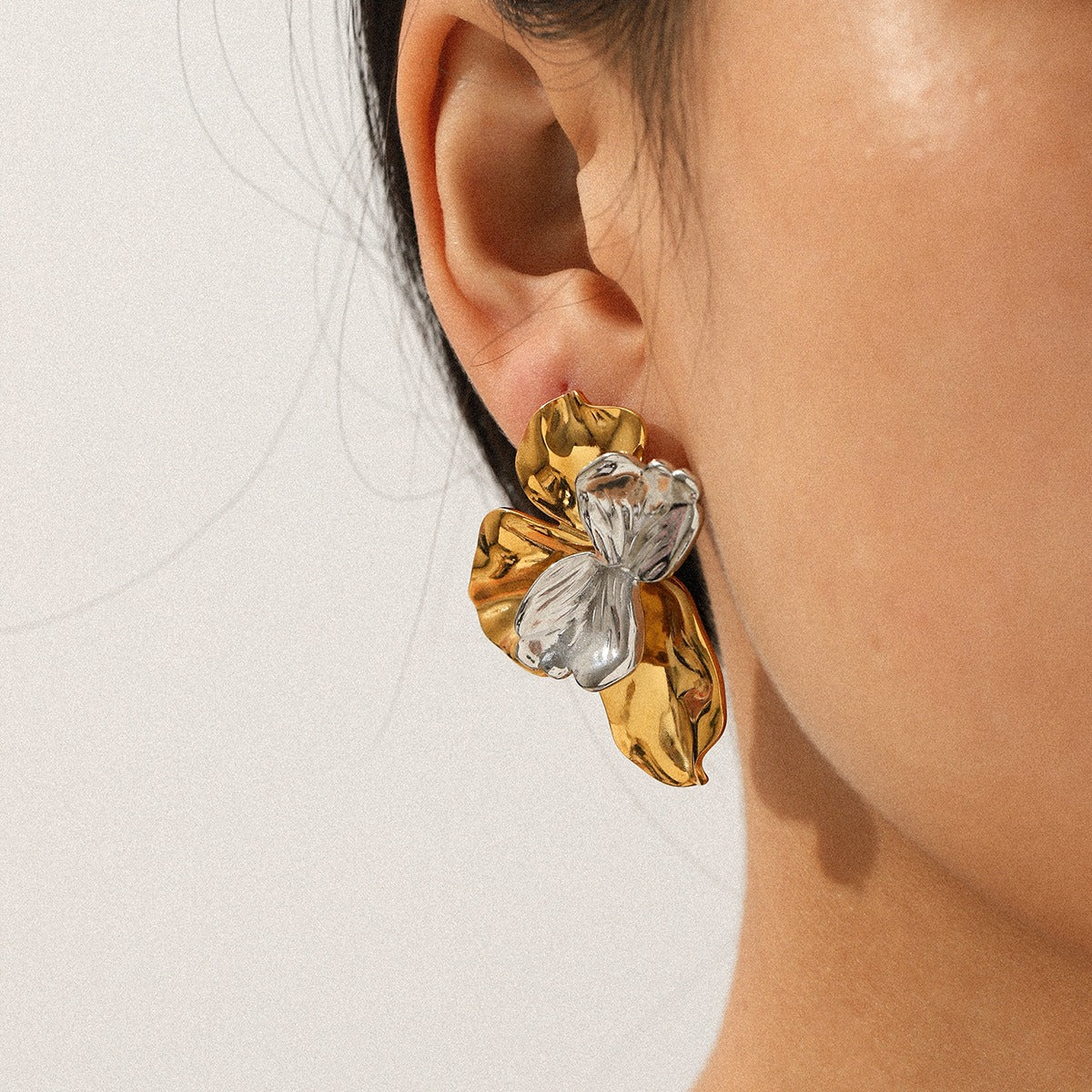 Aretes Minimalistas de Flor en Acero Inoxidable