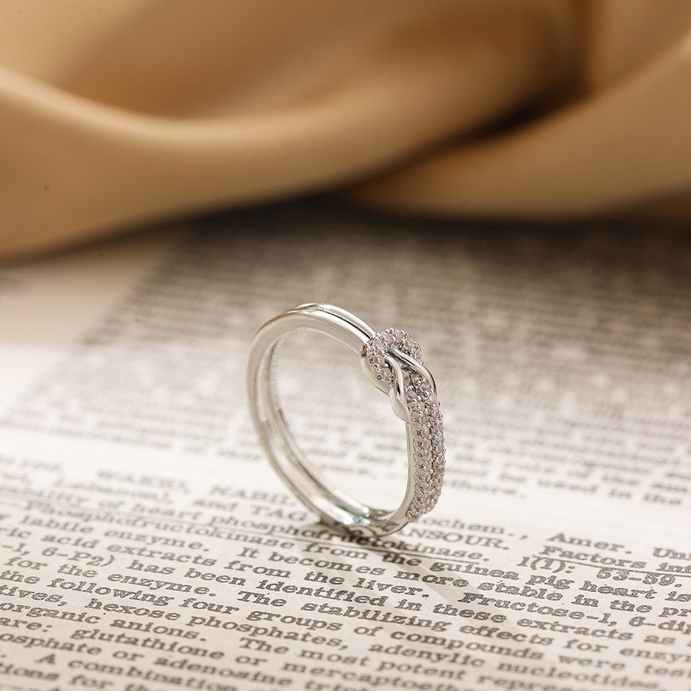 Anillo Ajustable de Diseño Nudo y Circonitas
