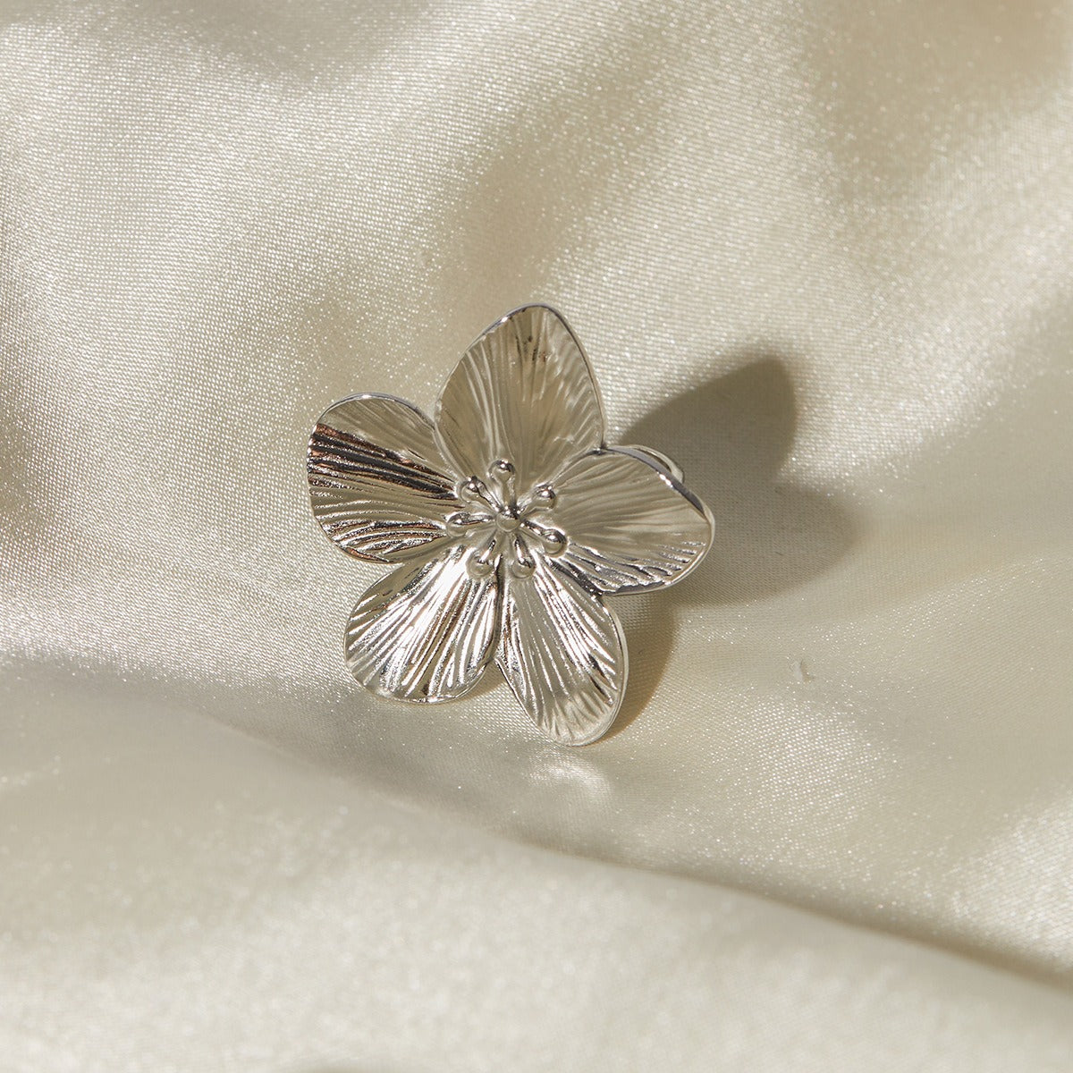 Anillo de Acero Inoxidable con Pétalo de Flor Minimalista en Plata
