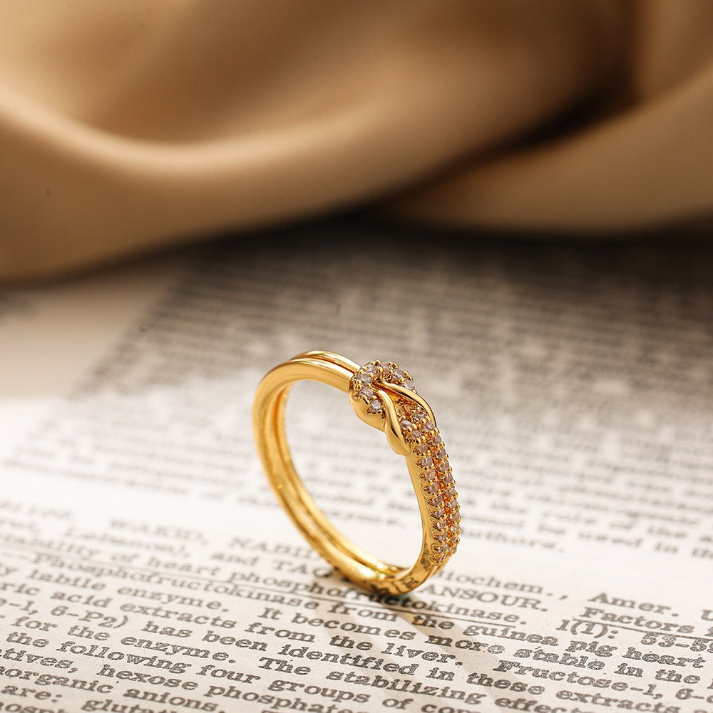 Anillo Ajustable de Diseño Nudo y Circonitas