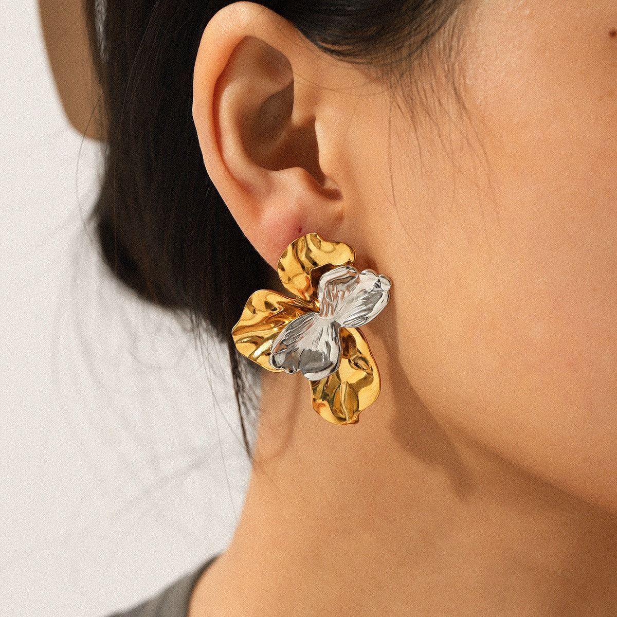Aretes Minimalistas de Flor en Acero Inoxidable