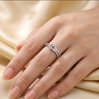 Anillo Ajustable de Diseño Nudo y Circonitas