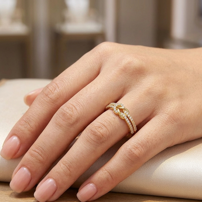 Anillo Ajustable de Diseño Nudo y Circonitas