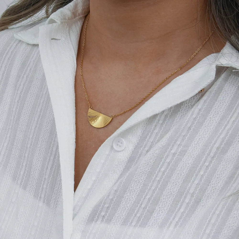 Collar Rectángulo Rayos Dorado