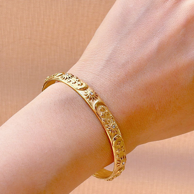 Conjunto de Pulsera Ajustable y Anillo de Acero de Titanio con Relieve de Sol y Luna
